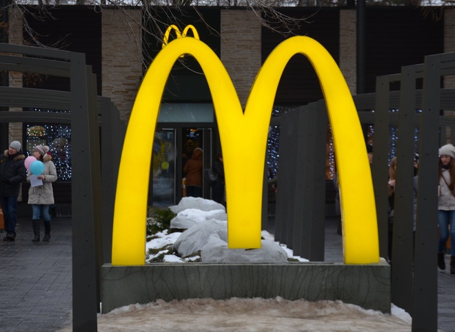 McDonald's впервые в истории изменил логотип в честь праздника