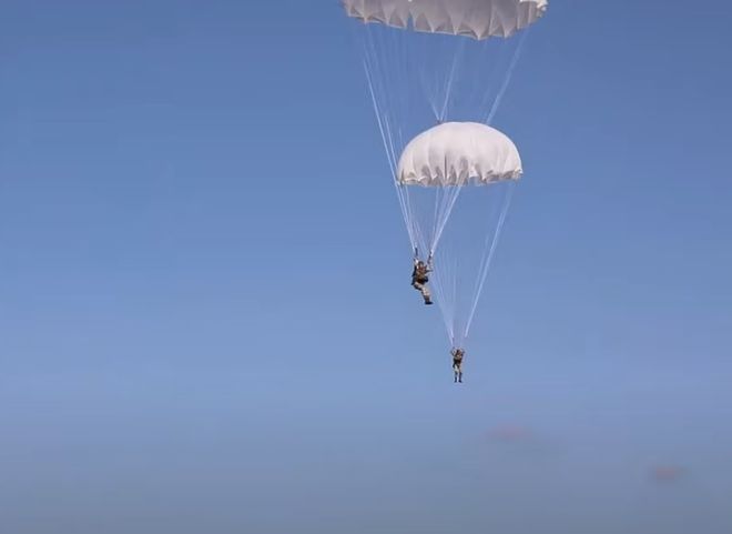 Опубликовано видео прыжков десантников из вертолетов Ми-8 в Рязанской области