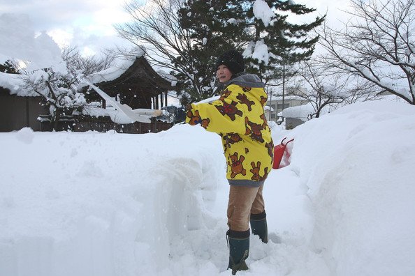 В Японии из-за снегопада погибли 11 человек