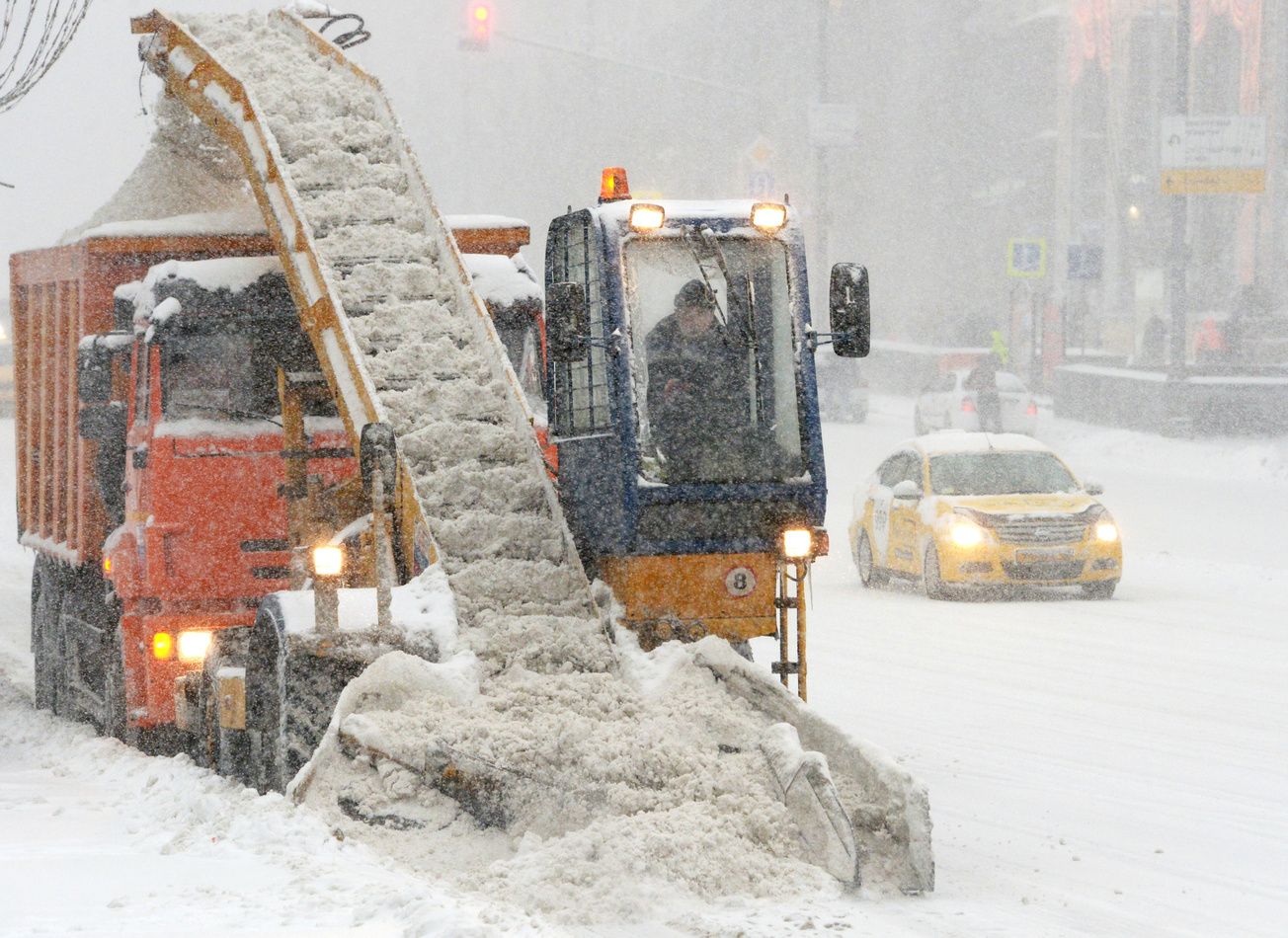 19-летнего москвича затянуло под снегоуборочную машину