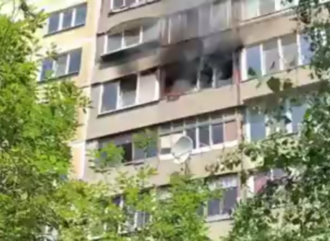На улице Зубковой загорелась квартира в многоэтажке (видео)