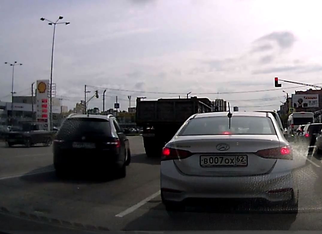 В Рязани водитель пересек двойную сплошную и тут же был пойман гаишниками (видео)