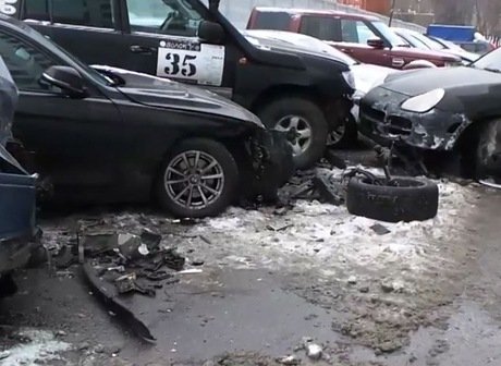 В Москве водитель Porsche разбил во дворе пять машин (видео)