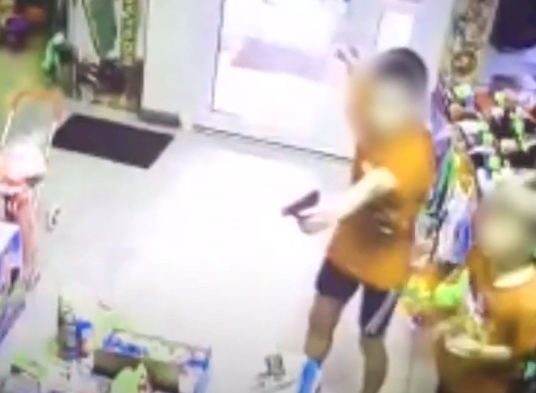 В Екатеринбурге младшеклассники совершили вооруженный налет на магазин игрушек (видео)