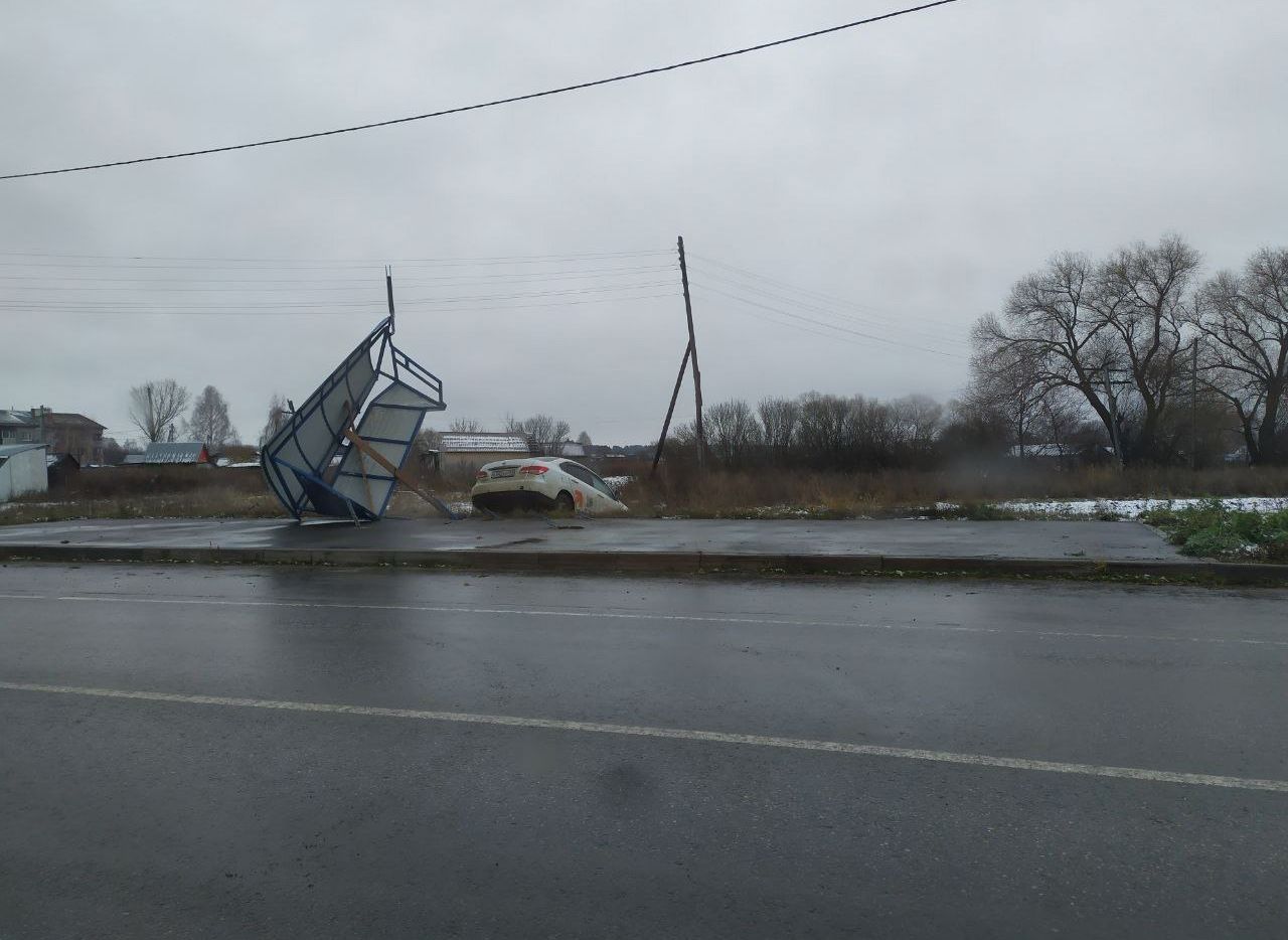 Водитель на каршеринге снес остановку в Рыбновском районе