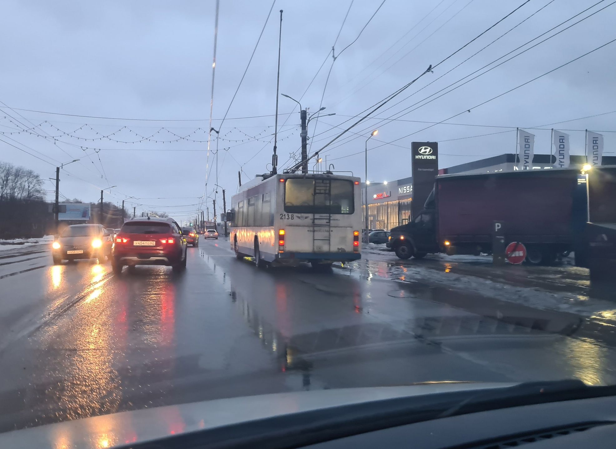 На Московском шоссе образовалась пробка из-за обрыва троллейбусных проводов