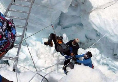 На Эвересте остаются в опасности 1000 альпинистов