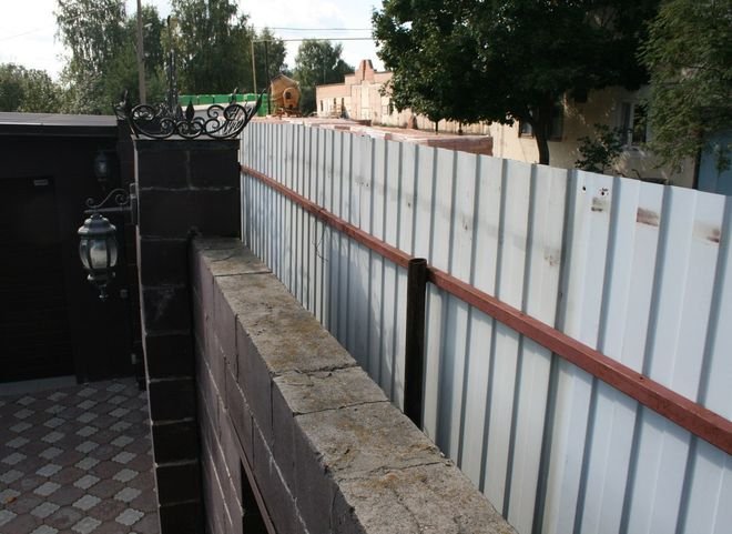 В Заборье владельцы санатория «Старица» поставили забор вплотную к жилым домам