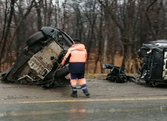 В Самаре Land Rover разорвало на части после ДТП, два человека погибли на месте