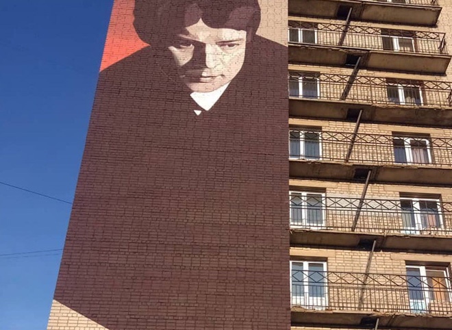Граффити с Сергеем Есениным на здании общежития РГУ стало цветным