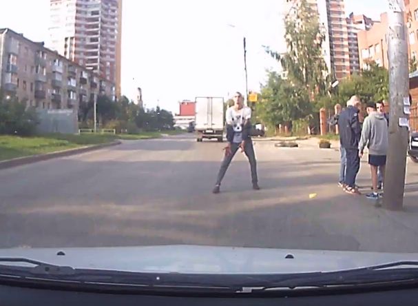 Видео: в Рязани юноша пытается преградить путь автомобилю