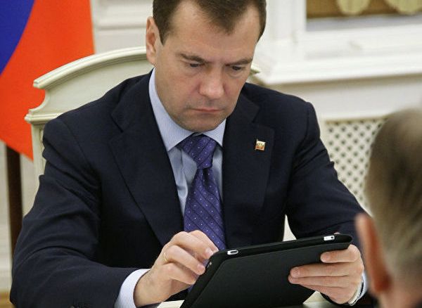 Медведев опубликовал два странных твита