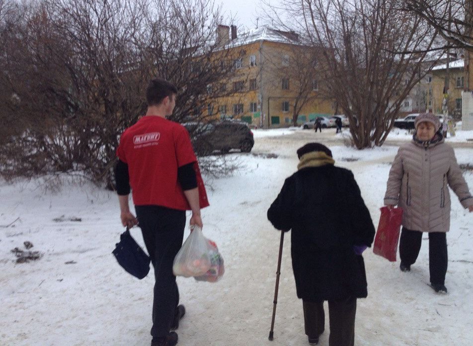 Фото: в Рязани работник «Магнита» помогает пенсионерке донести пакеты до дома