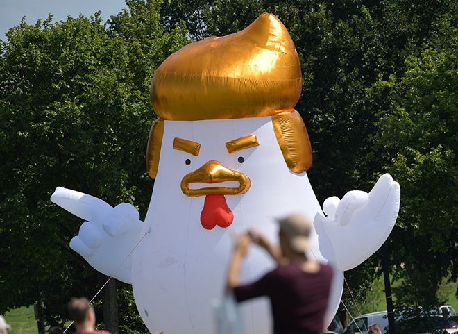 У Белого дома установили гигантского надувного цыпленка с прической Трампа