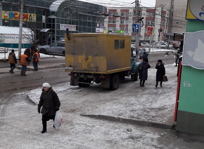 Администрация прокомментировала провал асфальта на улице Грибоедова