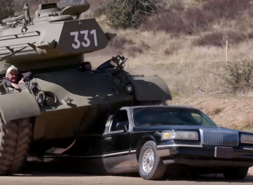 Арнольд Шварценеггер переехал на своем танке лимузин (видео)