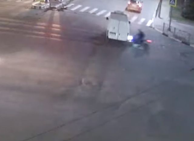 На Первомайском проспекте мотоциклист въехал в фургон (видео)