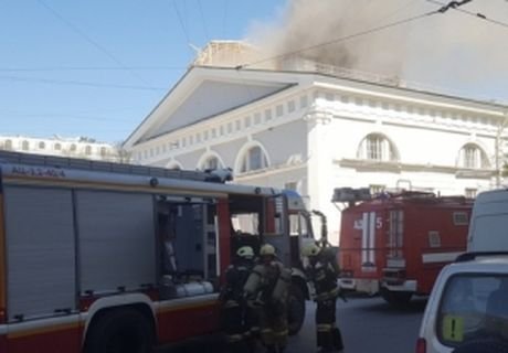 Пожар в петербургском «Манеже» охватил 400 кв. м (видео)