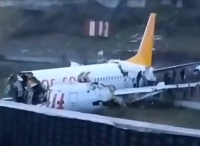 В Стамбуле самолет выкатился за пределы ВПП