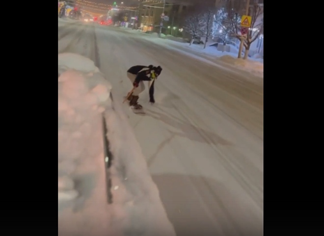Полиция поймала экстремала, прокатившегося на сноуборде по центральным улицам Рязани