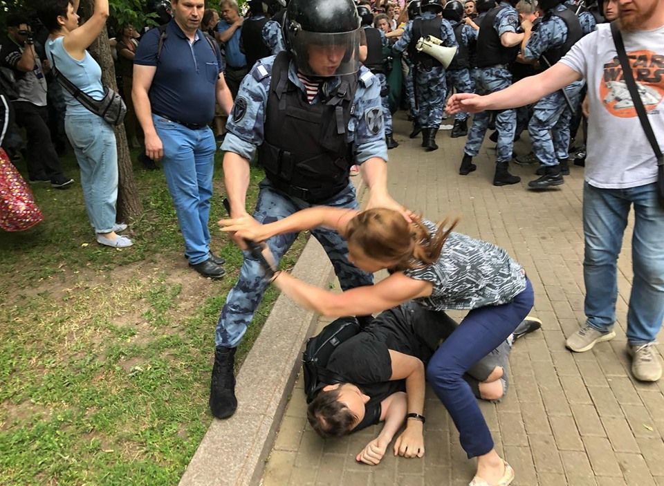 На акции протеста в центре Москвы задержано более 400 человек