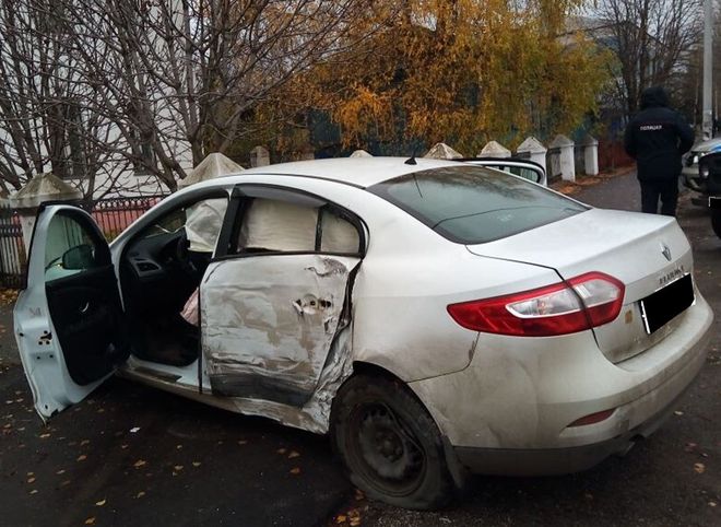 В Сараях Renault вынесло на тротуар, пострадали женщина и ребенок
