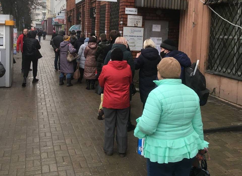 В Донецке скопились очереди к банкоматам и на АЗС