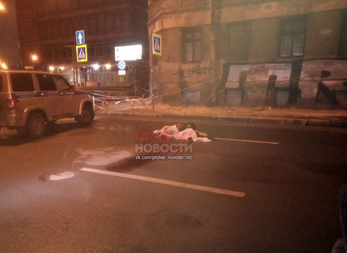 В Санкт-Петербурге на головы прохожим упал горящий мужчина (видео)