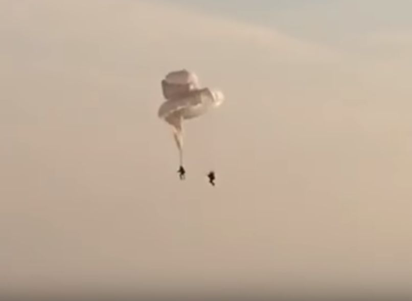 Под Рязанью два десантника «зацепились» парашютами во время прыжка (видео)