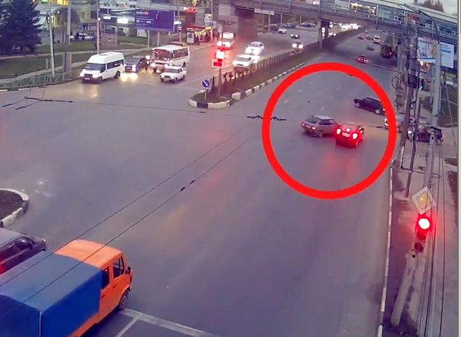 На Московском шоссе легковушка проехала на «красный» и спровоцировала ДТП (видео)