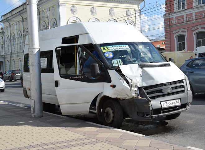 Очевидцы: в ДТП с маршруткой на улице Ленина пострадали две женщины