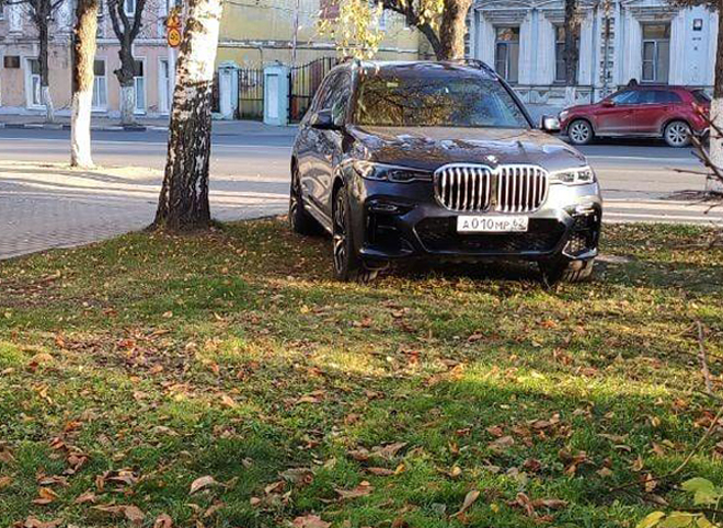В Рязани засняли BMW, припаркованный на газоне в 150 м от облправительства