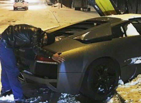 В Москве водитель обнял разбитый о столб суперкар Lamborghini