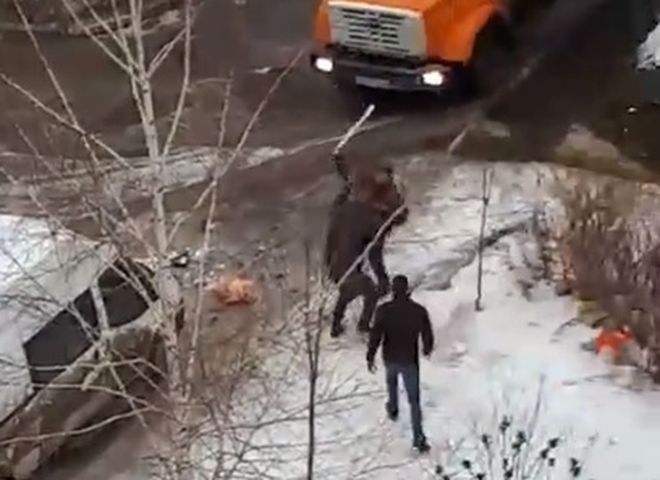 Во дворе рязанской многоэтажки двое мужчин подрались с водителем мусоровоза (видео)
