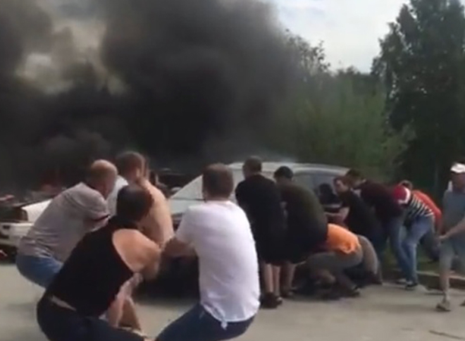 В Новосибирске жители вручную оттащили машины от пылающей легковушки (видео)