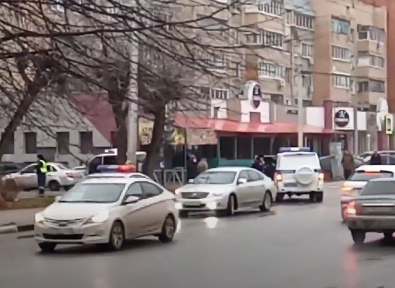 Последствия ДТП с участием полицейской машины на улице Грибоедова сняли на видео