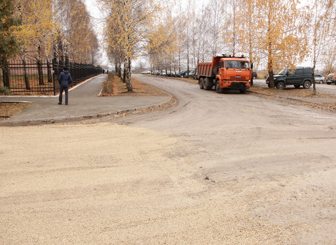 У детской поликлиники в Канищеве ремонтируют дорогу