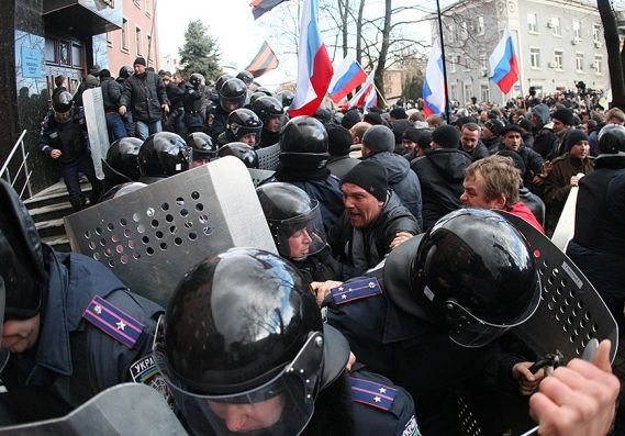 В Донецке митингующие заняли здание СБУ