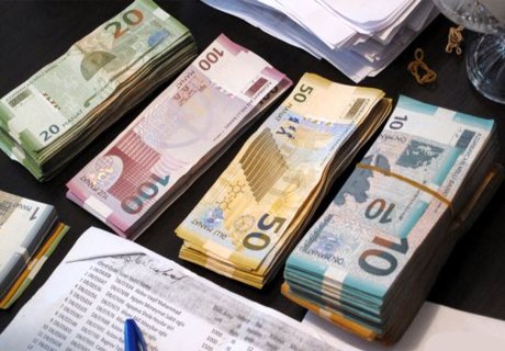 В Баку прекратили обмен валюты из-за резкого падения маната