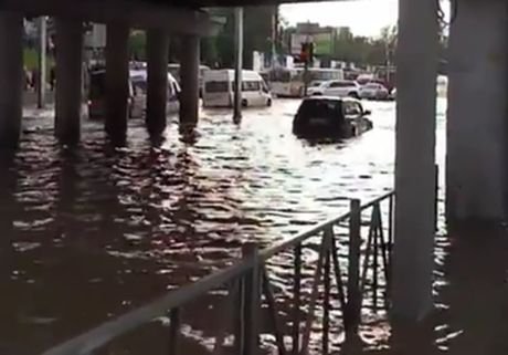В сети появилось видео потопа у «Барса» на Московском шоссе