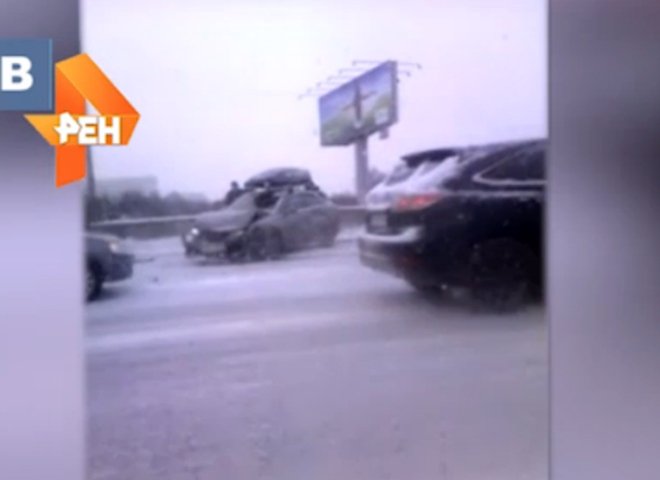 Массовое ДТП с десятками автомобилей парализовало движение на МКАД (видео)