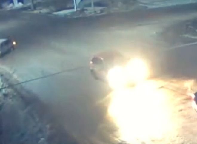 В Рязани автомобиль занесло и вынесло на обочину (видео)