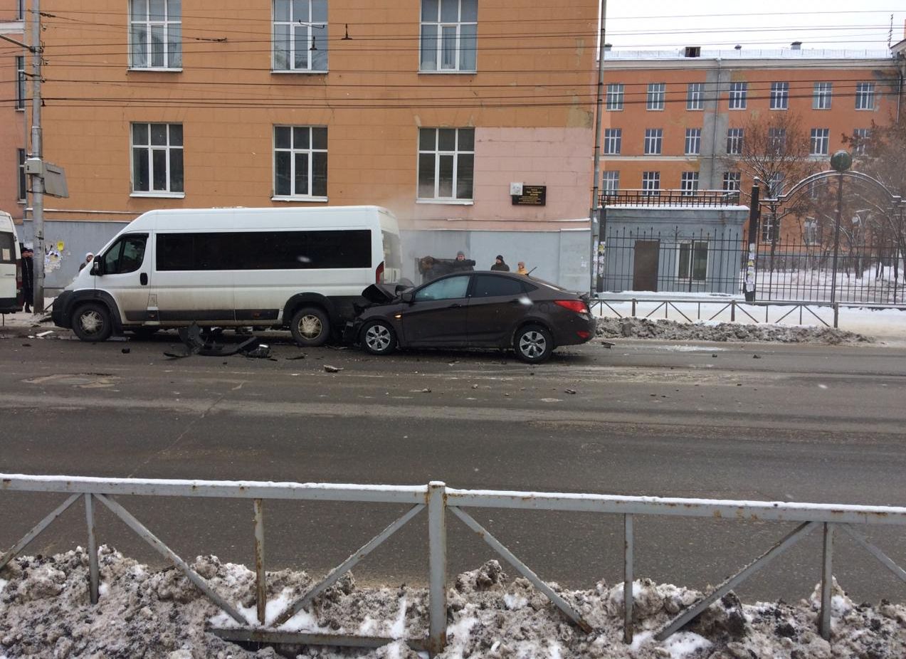 На улице Гагарина произошла массовая авария с участием двух маршруток