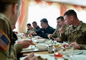 Порошенко поел за одним столом с американскими военными