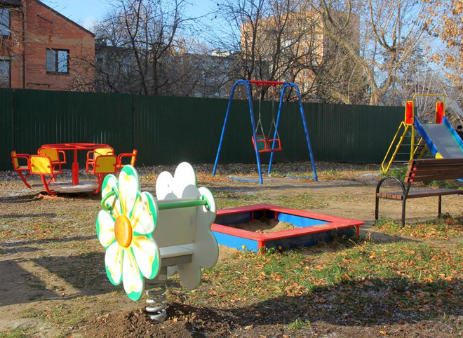 В Рязани устанавливают игровые комплексы на детских площадках