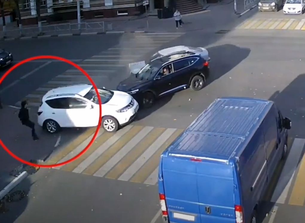 Массовое ДТП с наездом на подростка в центре Рязани попало на видео