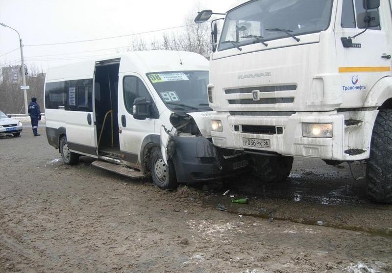 В Рязани столкнулись КАМАЗ и маршрутка, шестеро пострадали