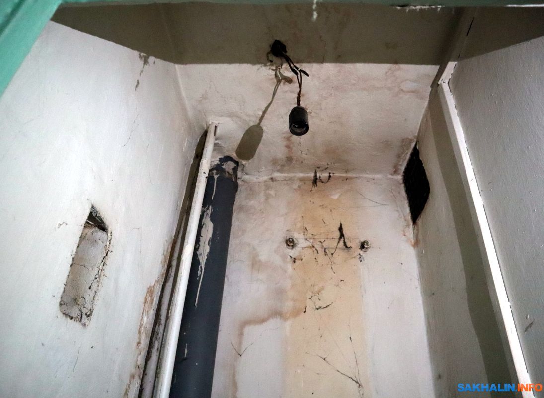 На Сахалине двух студентов убило током в душевой общежития