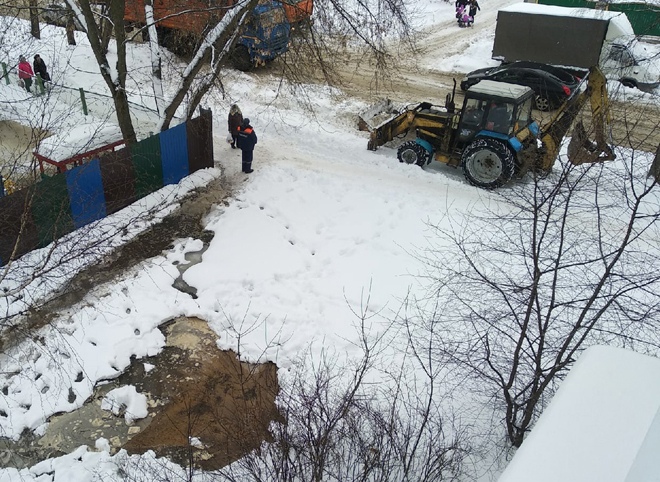 Из-за прорыва водопровода на двух улицах Рязани до конца дня отключили воду