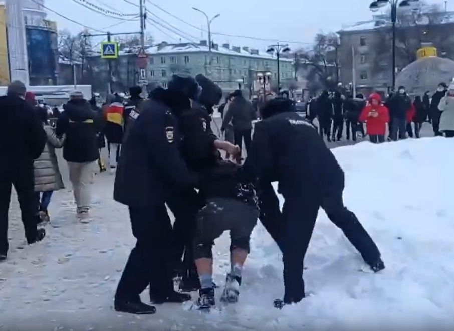 Появилось видео с жестким задержанием подростка в центре Рязани